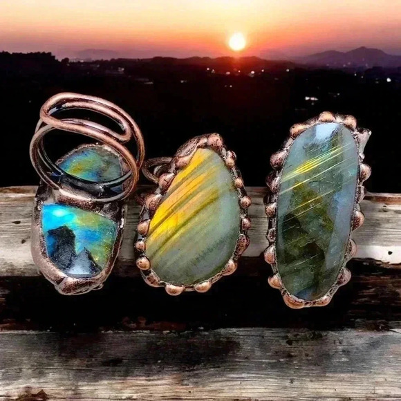 🆕️Unique Boho Natural Labradorite Ring - Handcrafted Copper Statement Jewelry - Picture 12 of 13